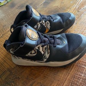 Boys Nike Team Hustle D9 Shoes